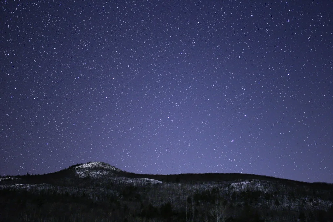 Qual a Pedra do Signo de Câncer? Guia Completo com 7 Cristais Poderosos (e Suas Origens)